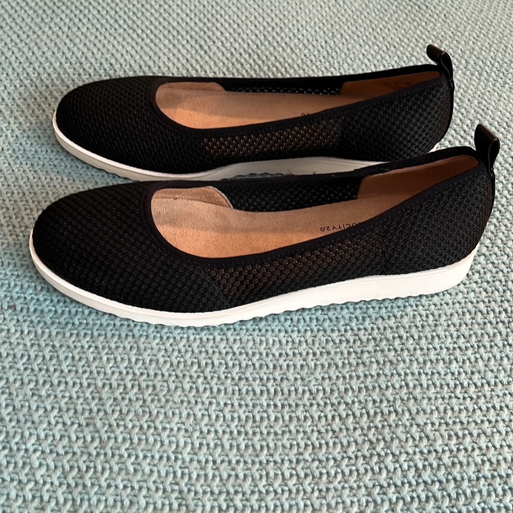 Life Stride Black Knit Slip-On Women's Flats - Picture 2 of 7